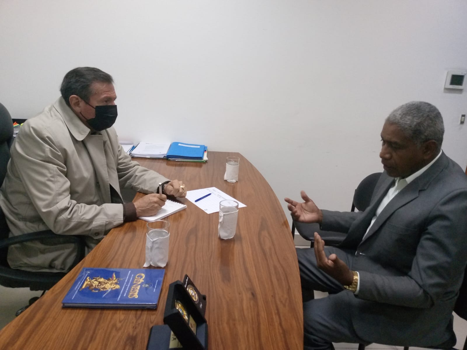 Alcalde de El Chaco se reúne con autoridades de Gobierno