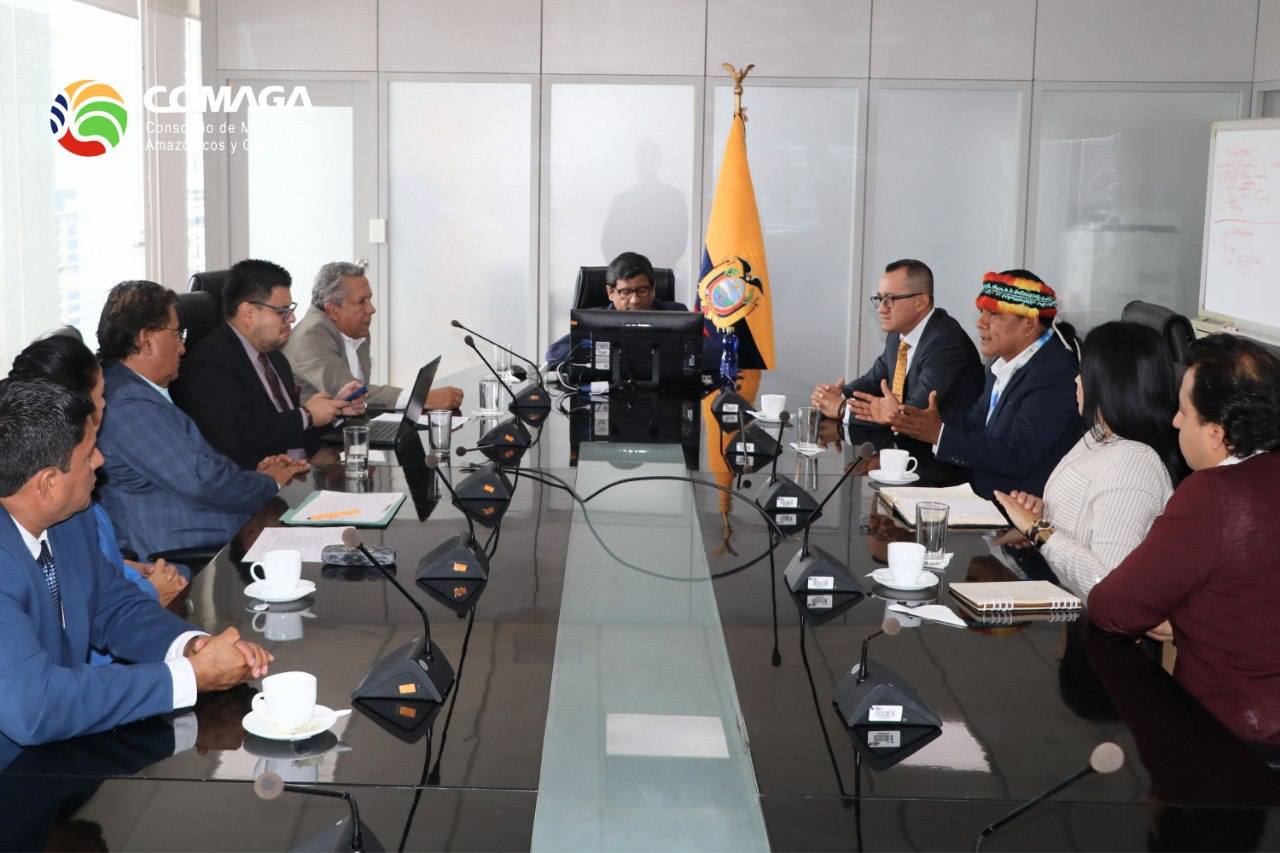 Trabajo conjunto con autoridades gubernamentales