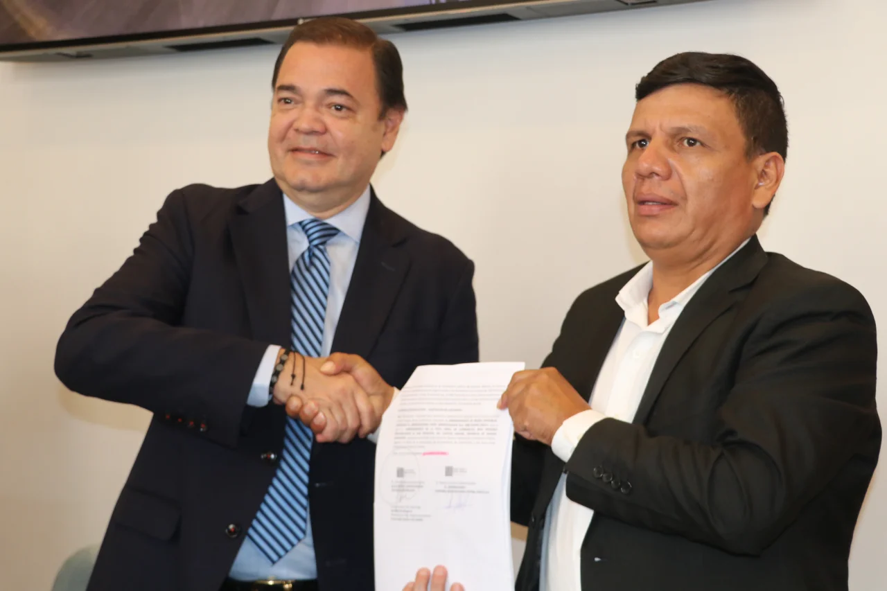 ¡HISTÓRICO! FIRMA DE CONTRATO PARA LA PISTA AÉREA DE CUMBARATZA SE CONCRETÓ EN QUITO 🛫